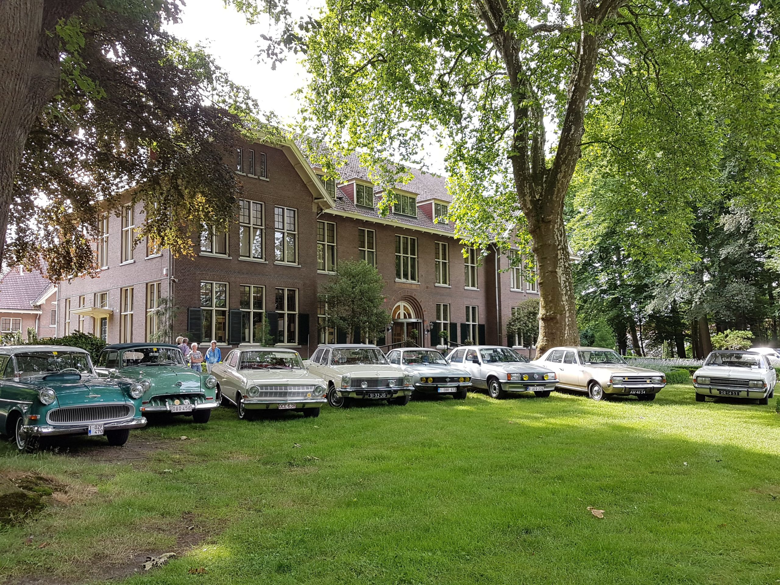 Opel Veterans Club bij Hotel Landgoed Ehzerwold in Almen