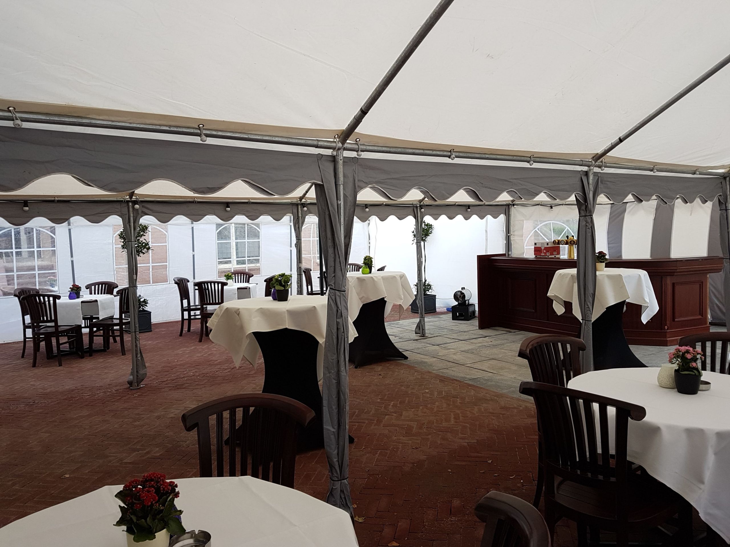 Buiten tent bij de Bailey Bar van Hotel Landgoed Ehzerwold